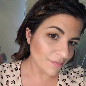 Meet your Posher, Elise